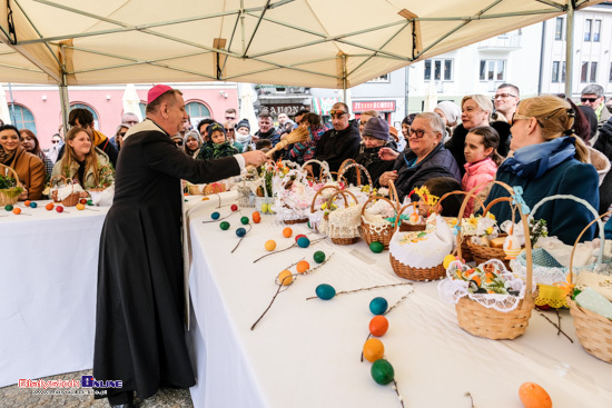 Święcenie pokarmów przy ratuszu