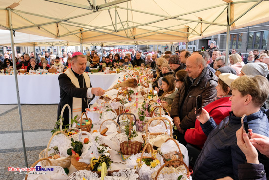 Święcenie pokarmów przy ratuszu