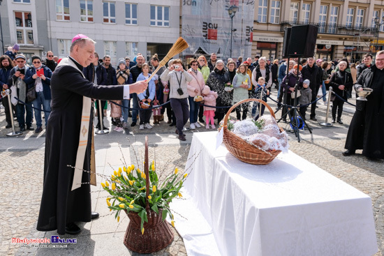 Święcenie pokarmów przy ratuszu