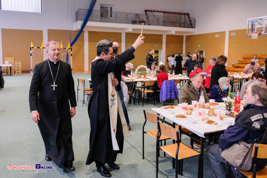 Śniadanie wielkanocne dla ubogich i samotnych