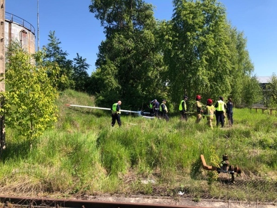 Awaryjne lądowanie szybowca przy torach PKP