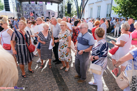 Potańcówka pod parasolkami