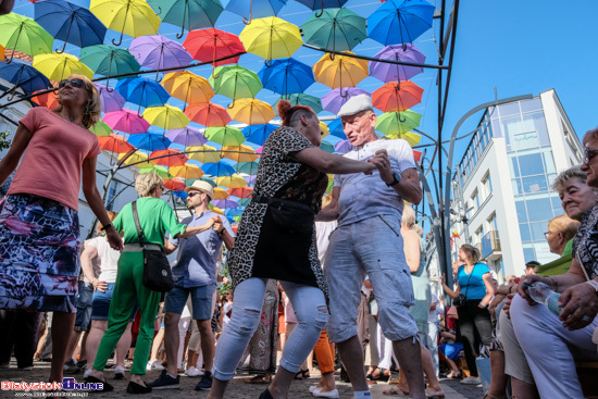 Potańcówka pod parasolkami