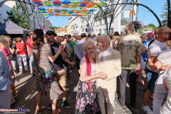 Potańcówka pod parasolkami