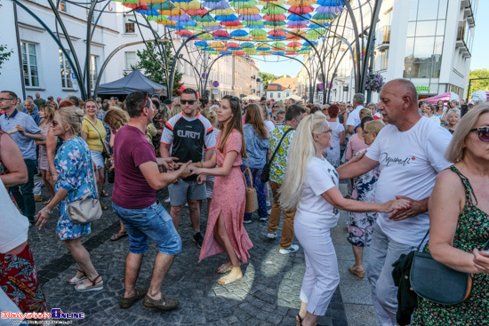 Potańcówka pod parasolkami