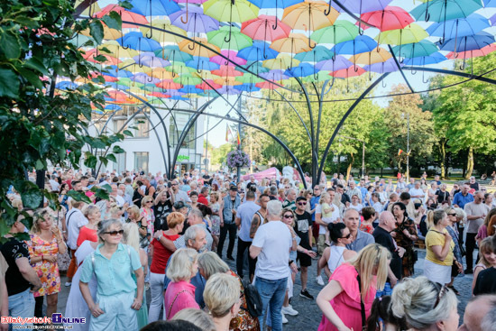 Potańcówka pod parasolkami