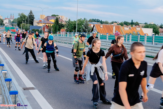 Nightskating Białystok. 3 przejazd rolkarzy