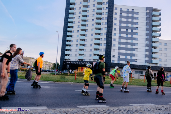 Nightskating Białystok. 3 przejazd rolkarzy