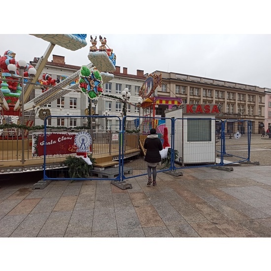 Rynek Kościuszki. Montaż choinki i przygotowania do jarmarku