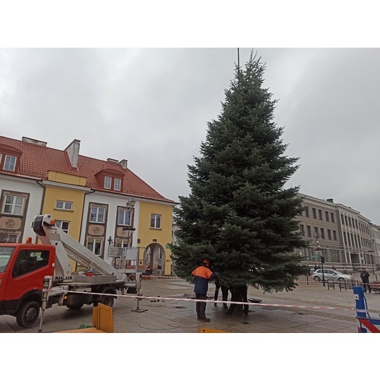 Rynek Kościuszki. Montaż choinki i przygotowania do jarmarku