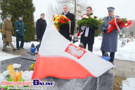 Złożenie kwiatów na grobach i tablicy ofiar katastrofy smoleńskiej 