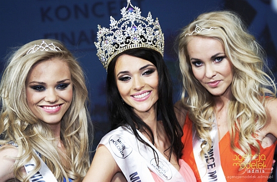 Paula (w środku) w konkursie Miss Polonia Województwa Podlaskiego