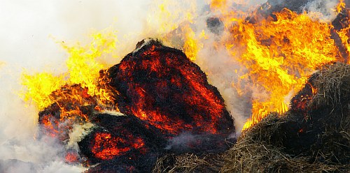 Pijany podpalił kopiec siana, zajęły się budynki