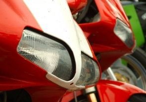 Dwa wypadki z udziałem motocykli. Są ranni