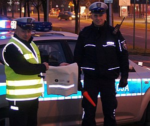 Policjanci rozdali białostoczanom odblaskowe torby