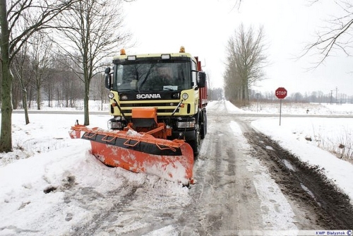 Pług uderzył w opla, którym jechała kobieta z małym dzieckiem