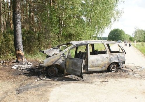 Samochód uderzył w drzewo i zapalił się. Zginęły 2 osoby