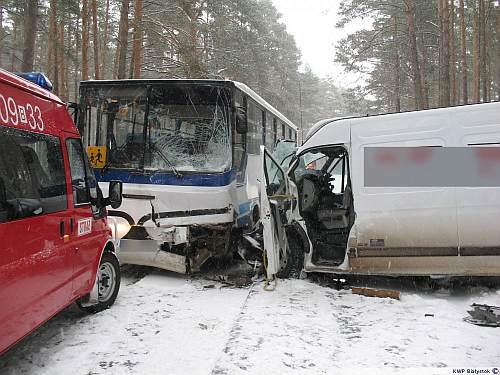 Wypadek autobusu szkolnego. Jedna osoba ciężko ranna