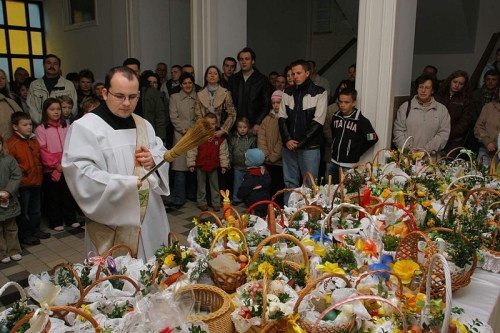 Wielka Sobota to czas święcenia pokarmów i adoracji Chrystusa