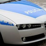 17-latek rzucił płytą chodnikową w policyjny radiowóz