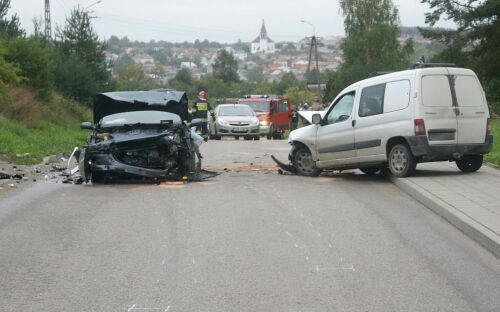 Czołowe zderzenie dwóch aut. Jeden z kierowców był pijany