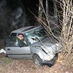 Pijany kierowca uderzył autem w drzewo. Dwie pazażerki zostały ranne