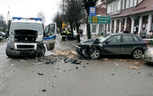 Pijany kierowca uciekał przed pościgiem. Staranował policyjny radiowóz