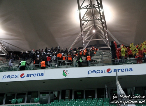 Legia - Jagiellonia. Zatrzymano 38 osób. Decyzja o meczu w środę