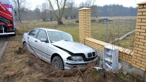 Pijany kierowca BMW wjechał w ogrodzenie