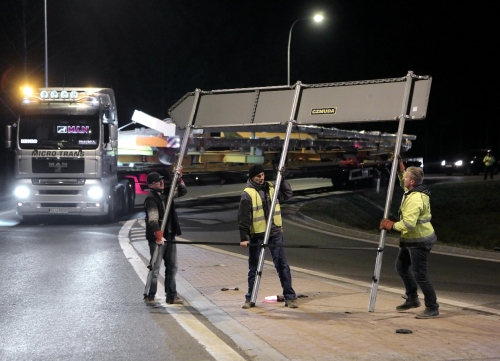 Mają 45 m długości i ważą 26 ton. Na stadion są już transportowane dźwigary [ZDJĘCIA]