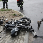 Zderzenie motoroweru z ciągnikiem. 17-latek trafił do szpitala