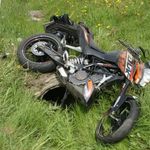 Motocykl uderzył w dostawczaka. 17-latek trafił do szpitala