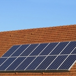 Kolektory słoneczne na dachach domów trzech podlaskich gmin