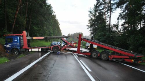 Scania stanęła w poprzek drogi. Dwie osoby w szpitalu