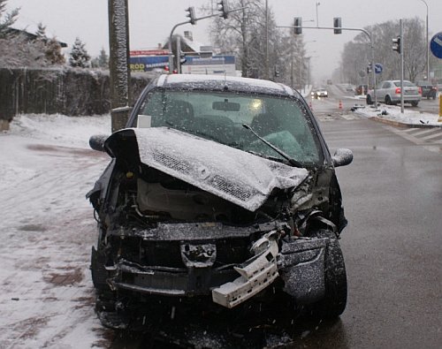 Zderzenie renault i mercedesa. 30-letnia kobieta w szpitalu