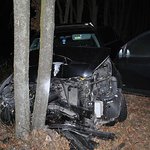 Toyota uderzyła w drzewo. Nie żyje 63-letni mężczyzna