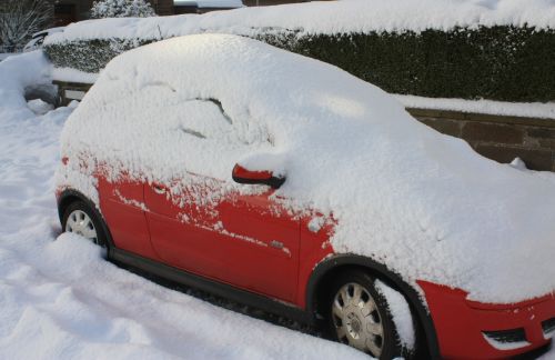 Temperatura na minusie i problemy z zapaleniem auta? Przed zimą sprawdź akumulator