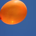 Kolorowe balony polecą w niebo. Happening przed szpitalem dziecięcym