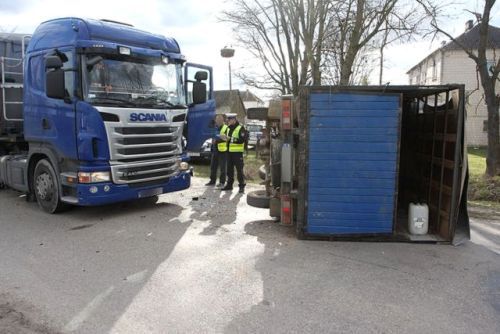 Kierowca żuka wymusił pierwszeństwo. 62-letni pasażer auta w szpitalu