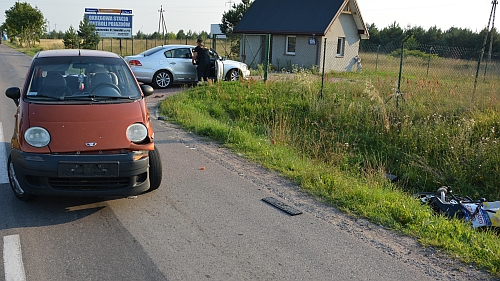 Motocyklista wyprzedzał na zakazie. Zderzył się z matizem