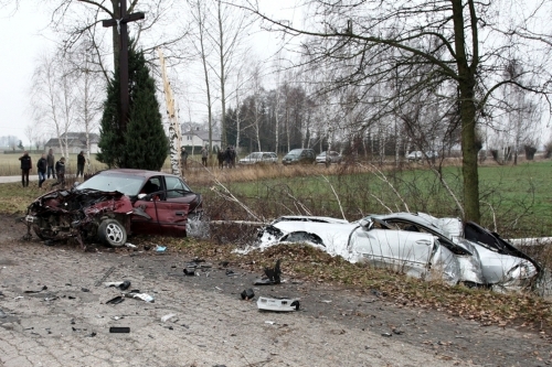 Śmiertelny wypadek koło Siemiatycz. Ofiara wypadła z samochodu