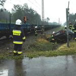 Wjechał mercedesem pod pociąg towarowy