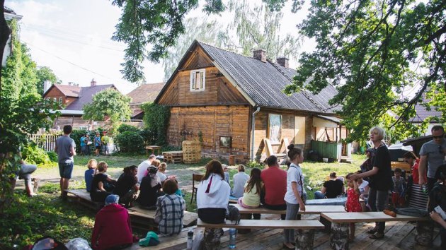 Potańcówka na Bojarach. Potrzebne są palety, deski i drewniane skrzynki