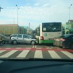 Kolizja w Białymstoku. Samochód uderzył w autobus