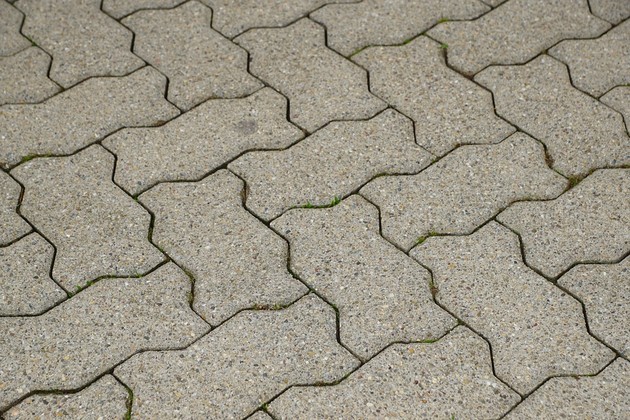 Siedział na chodniku przy ul. Pileckiego, przy sobie miał dopalacze