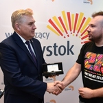 Białystok wspiera WOŚP. Prezydent przekazał pióro na aukcję