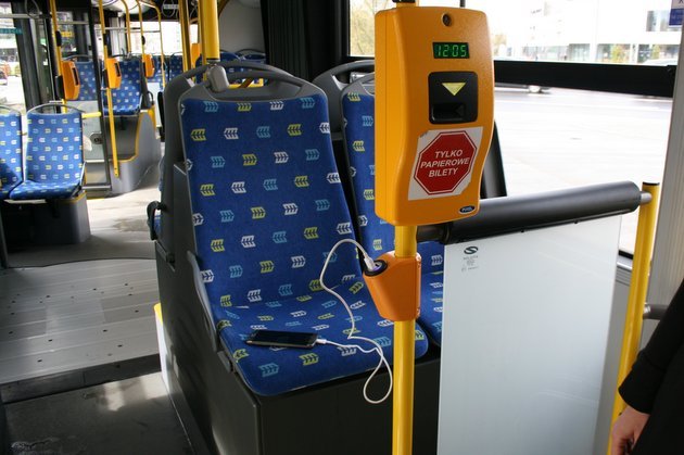 Rozładował ci się telefon? Wsiądź do autobusu