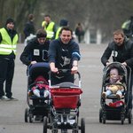 Niecodzienny wyścig w Białymstoku. Rodziny przemaszerują z dziecięcymi wózkami
