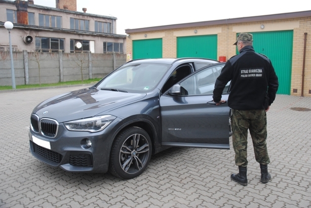 Jechał wartym 180 tys. zł bmw i twierdził, że to auto z wypożyczalni. Było inaczej