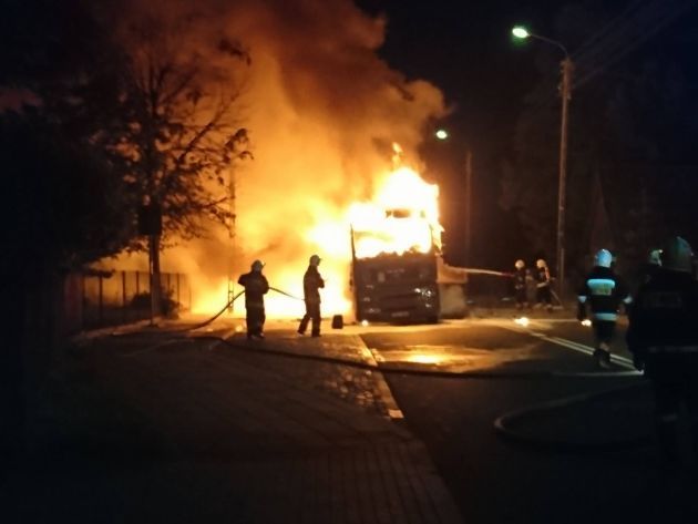 Nocą w pobliżu domów zapłonął tir. Z ogniem walczyło 11 zastępów strażaków